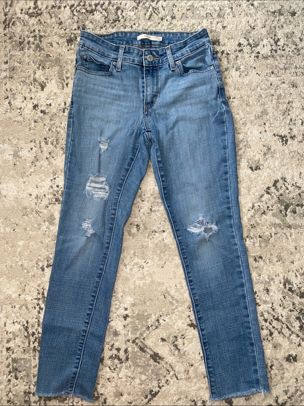 Levi's Women's 711 Skinny Jeans in Medium Blue with Distressed Knees Sz 26/28 L